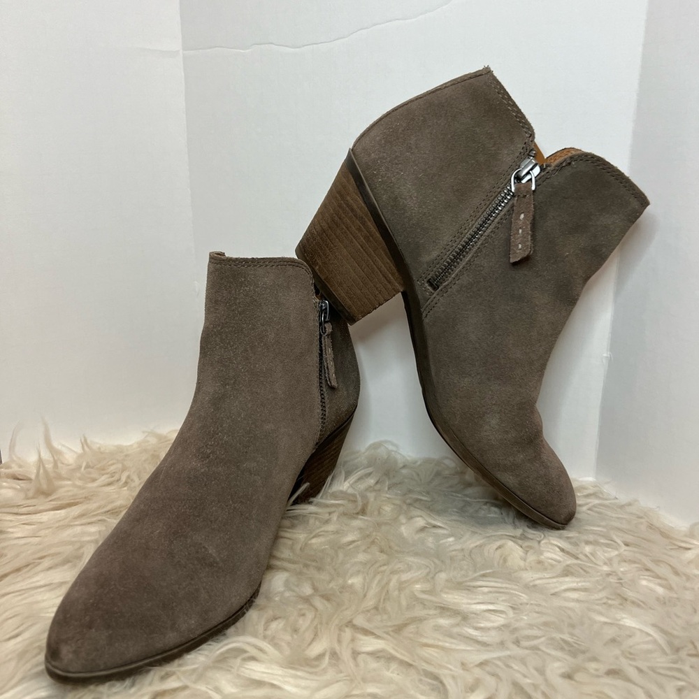 FRYE Womens Ankle Boots Judith Zip Ankle Bootie Suede Leather Size 8 Taupe Used‎
